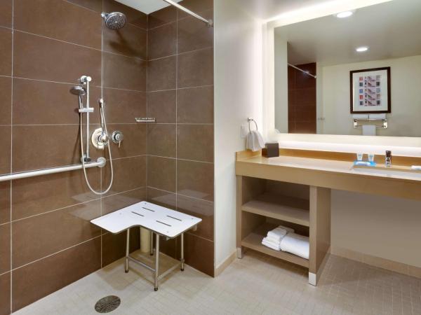 Hyatt House Portland / Downtown : photo 1 de la chambre chambre lit king-size avec douche accessible en fauteuil roulant den - accessible aux personnes à mobilité réduite