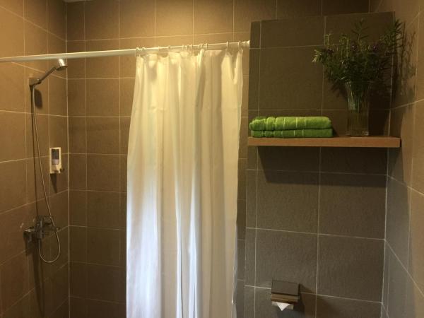 Omah SunFlower : photo 2 de la chambre chambre lit queen-size avec salle de bains commune 
