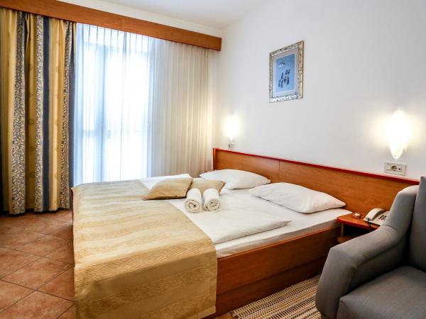 Hotel Dražica - Hotel Resort Dražica : photo 1 de la chambre chambre double