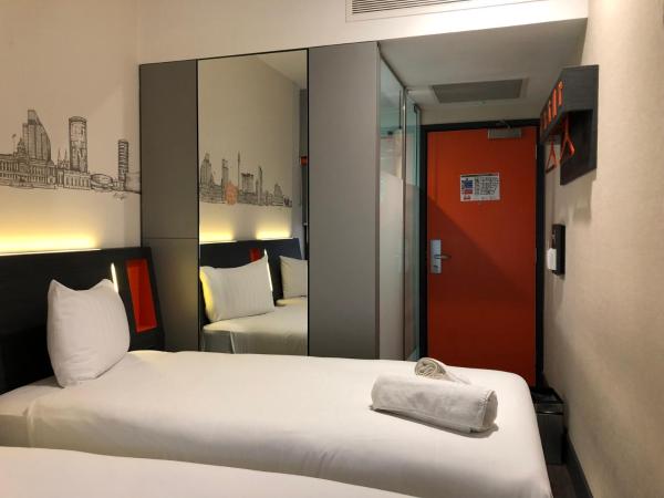 easyHotel Birmingham : photo 4 de la chambre chambre lits jumeaux avec fenêtre