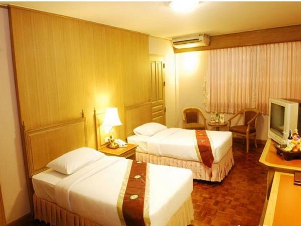 Silom Village Inn : photo 2 de la chambre chambre deluxe double ou lits jumeaux