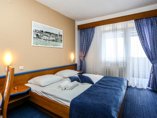 Hotel Dražica - Hotel Resort Dražica : photo 1 de la chambre chambre double avec balcon - vue sur mer