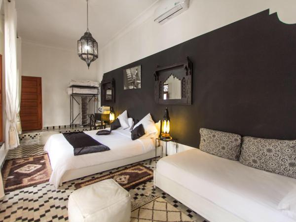 Riad 53 Fes - Luxury Oasis : photo 3 de la chambre suite - noire et blanche 