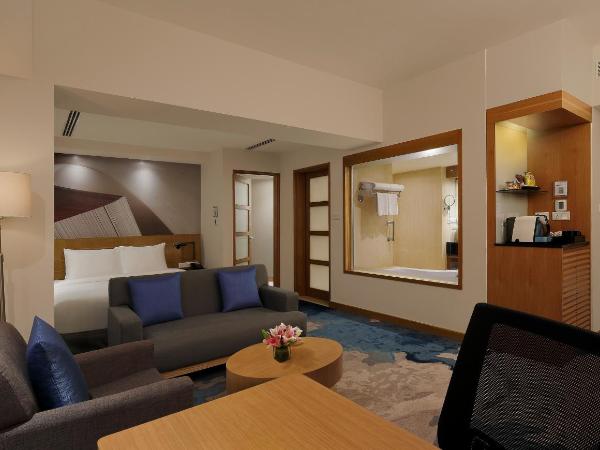 Novotel Hyderabad Convention Centre : photo 4 de la chambre junior suite with 1 queen bed with 2 way airport transfers and 20% discount on food and soft beverages and travel desk