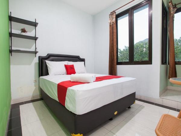 RedDoorz Syariah near DBL Arena 2 : photo 1 de la chambre chambre double