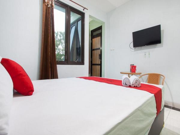 RedDoorz Syariah near DBL Arena 2 : photo 4 de la chambre chambre double