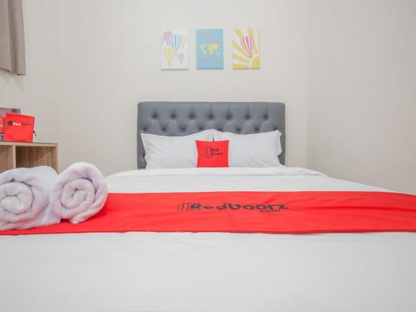 RedDoorz near Ciputra Golf Surabaya : photo 4 de la chambre chambre double