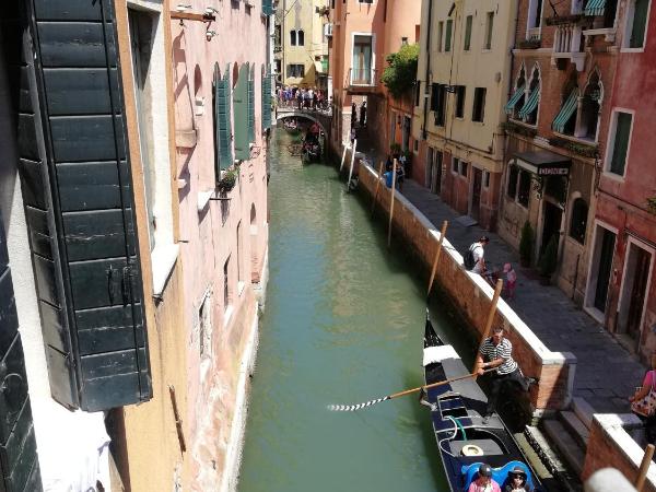 Hotel Maison Ducal : photo 5 de la chambre chambre double ou lits jumeaux confort avec vue sur le canal