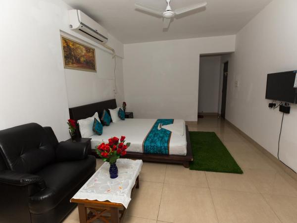 Aristo Serviced Apartment, Room, Apartment near Kokilaben Dhirubai Ambani Hospital for family only, : photo 4 de la chambre appartement avec balcon
