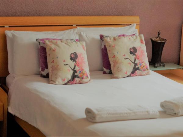 The Waterfront Townhouse Accommodation : photo 2 de la chambre chambre double avec terrasse