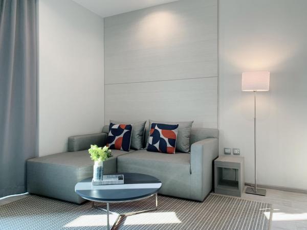 The Quarter Ari by UHG : photo 4 de la chambre suite lit king-size avec balcon