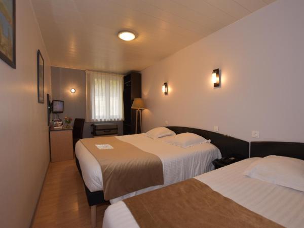Hôtel Le Bayeux : photo 4 de la chambre chambre double avec lit queen-size