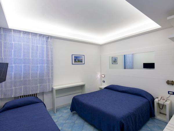 Hotel Il Faro : photo 1 de la chambre chambre triple - vue sur mer