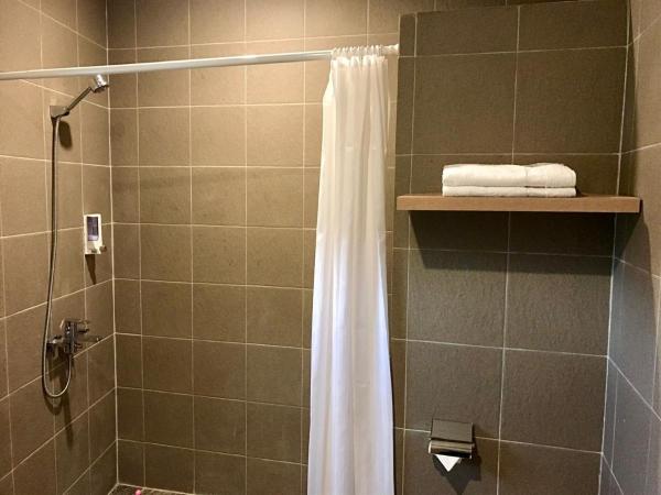 Omah SunFlower : photo 10 de la chambre chambre lit queen-size avec salle de bains commune 