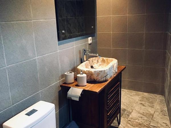 Omah SunFlower : photo 8 de la chambre chambre lit queen-size avec salle de bains commune 