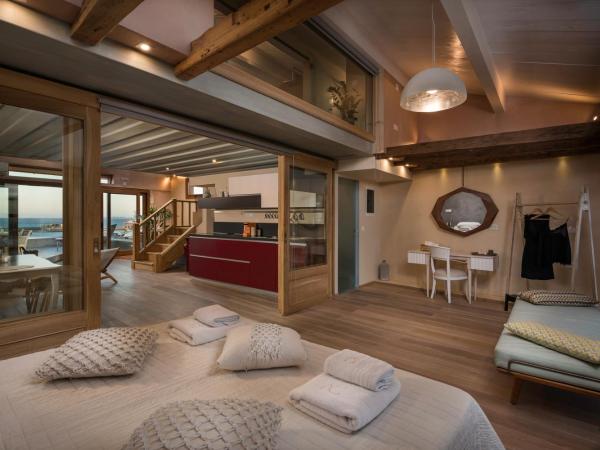 Residenza Vranas Boutique Hotel : photo 6 de la chambre penthouse avec baignoire spa et terrasse - vue sur mer