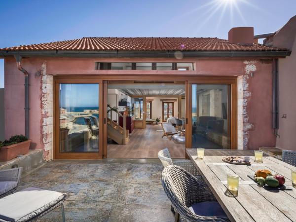Residenza Vranas Boutique Hotel : photo 7 de la chambre penthouse avec baignoire spa et terrasse - vue sur mer