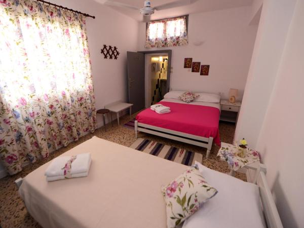 Medieval Inn : photo 1 de la chambre chambre triple