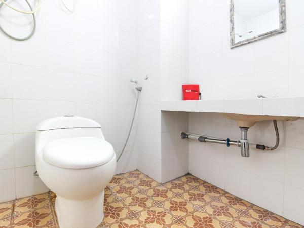 RedDoorz Syariah at Kebun Raya Yogyakarta : photo 4 de la chambre chambre familiale