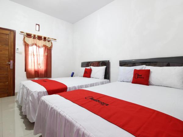RedDoorz Syariah at Kebun Raya Yogyakarta : photo 2 de la chambre chambre familiale