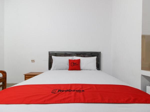 RedDoorz Syariah at Kebun Raya Yogyakarta : photo 3 de la chambre chambre deluxe