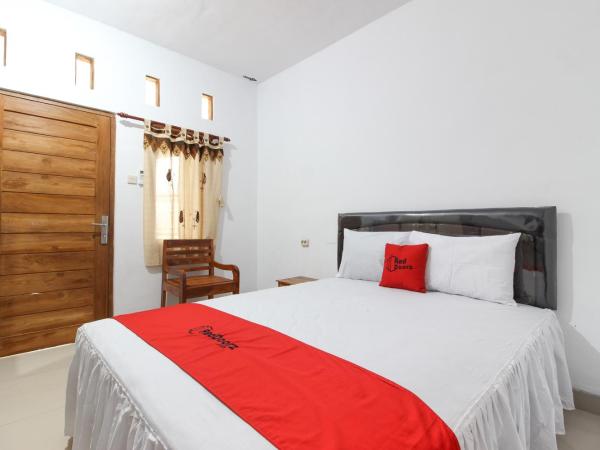 RedDoorz Syariah at Kebun Raya Yogyakarta : photo 4 de la chambre chambre deluxe