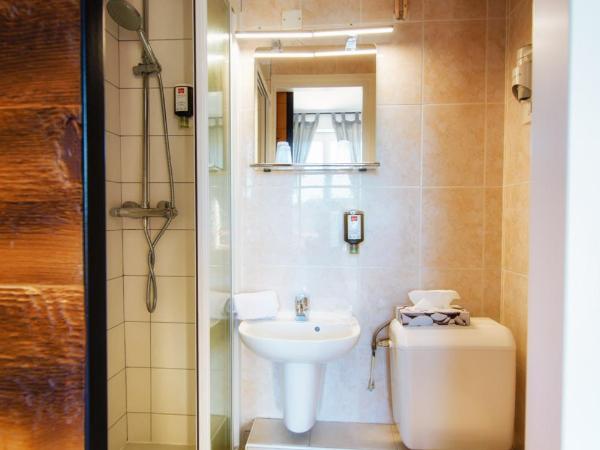 Hôtel Victor Hugo Lorient : photo 5 de la chambre chambre double cabine

