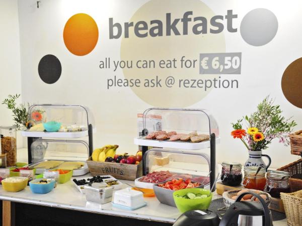 Five Elements Hostel Frankfurt : photo 3 de la chambre chambre double basique - douche et toilettes dans le couloir