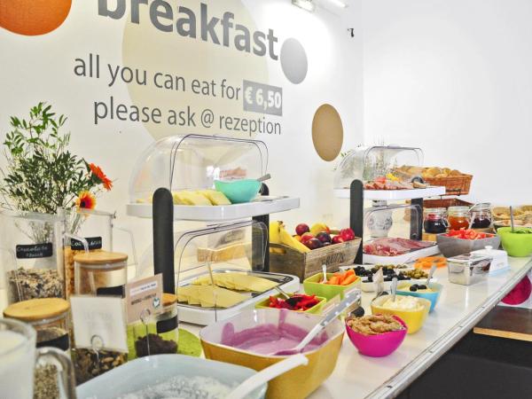 Five Elements Hostel Frankfurt : photo 5 de la chambre chambre double basique - douche et toilettes dans le couloir