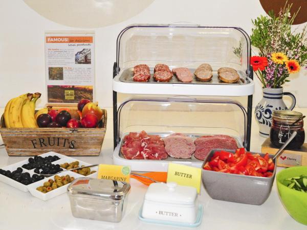 Five Elements Hostel Frankfurt : photo 7 de la chambre chambre double basique - douche et toilettes dans le couloir