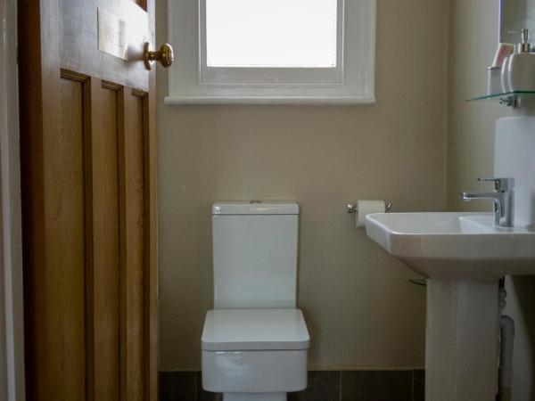 Sandfield Guest House : photo 6 de la chambre chambre simple avec salle de bains extérieure privative