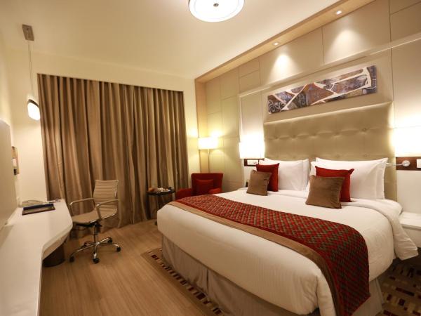 Radisson Blu Pune Hinjawadi : photo 2 de la chambre business class room with complimentary 2 pcs for ironing per stay , 20% discount on food and soft beverage and access to business lounge