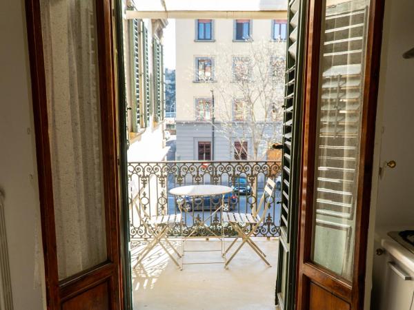 Residence Le Cure : photo 3 de la chambre appartement avec salle de bains commune et terrasse