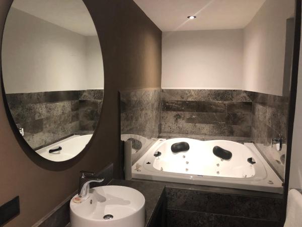 Hotel Isabel : photo 4 de la chambre chambre lits jumeaux avec baignoire