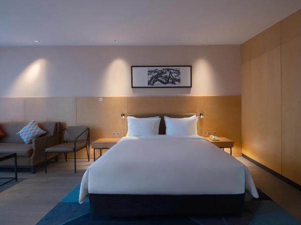Holiday Inn Express Beijing Shijingshan Parkview, an IHG Hotel : photo 1 de la chambre one-bedroom suite with queen and single bed - living area