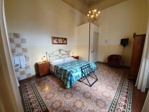Albergo Cavour : photo 2 de la chambre chambre double ou lits jumeaux avec salle de bains commune
