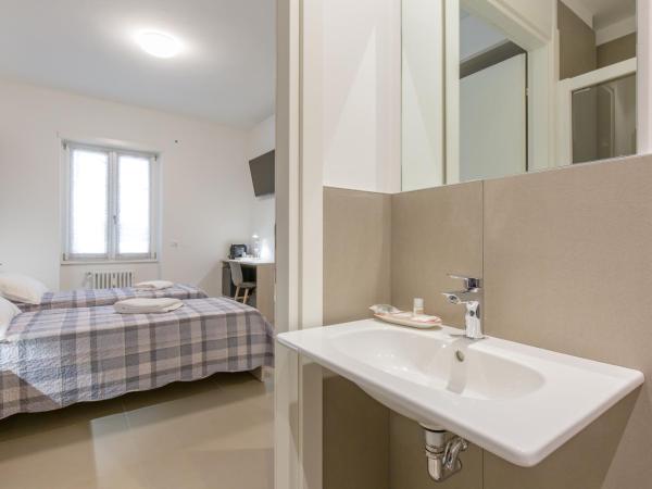 B&B Open Doors Verona : photo 10 de la chambre chambre double avec salle de bains privative