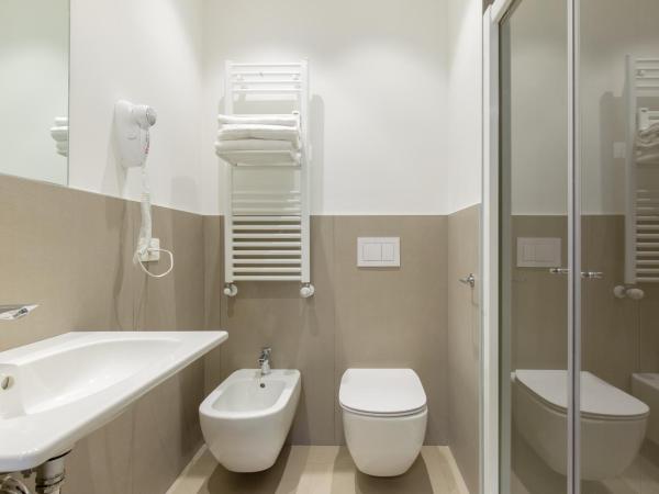 B&B Open Doors Verona : photo 7 de la chambre chambre double avec salle de bains privative
