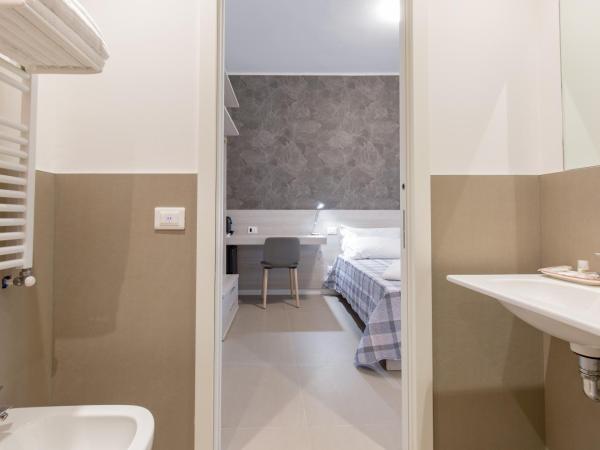 B&B Open Doors Verona : photo 5 de la chambre chambre double avec salle de bains privative