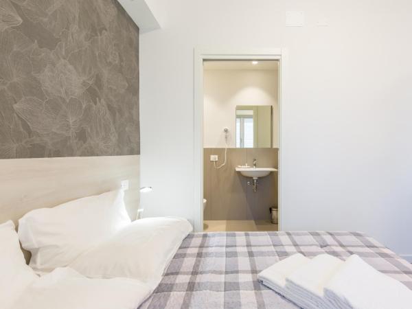 B&B Open Doors Verona : photo 4 de la chambre chambre double avec salle de bains privative