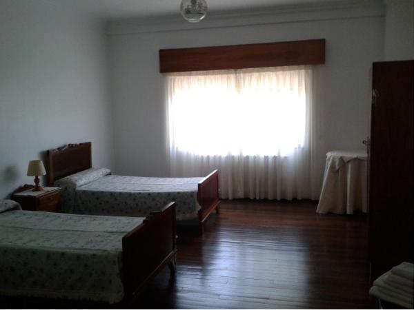 Hostal Pumar : photo 5 de la chambre chambre triple avec salle de bains commune - vue sur jardin