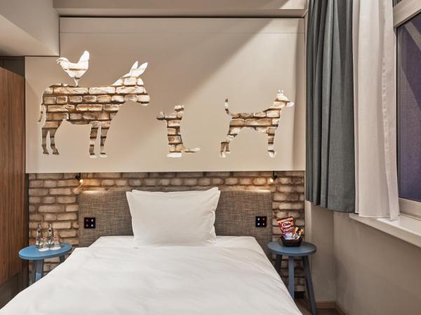 H+ Hotel Bremen : photo 4 de la chambre chambre standard lit queen-size