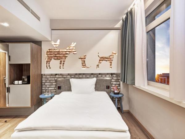 H+ Hotel Bremen : photo 3 de la chambre chambre standard lit queen-size