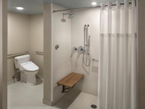 Hyatt Regency Waikiki Beach Resort & Spa : photo 3 de la chambre chambre avec 2 lits queen-size et douche accessible aux personnes à mobilité réduite
