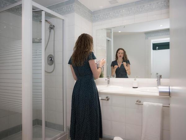 Palacios Rooms : photo 4 de la chambre chambre lits jumeaux avec salle de bains privative séparée