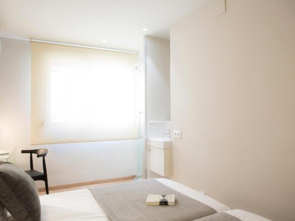 Palacios Rooms : photo 5 de la chambre chambre lits jumeaux avec salle de bains privative séparée