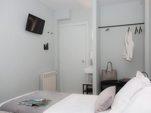 Palacios Rooms : photo 6 de la chambre chambre lits jumeaux avec salle de bains privative séparée