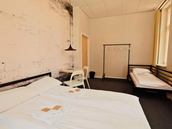 Sleep in Hostel & Apartments Stary Rynek : photo 3 de la chambre chambre triple avec salle de bains commune