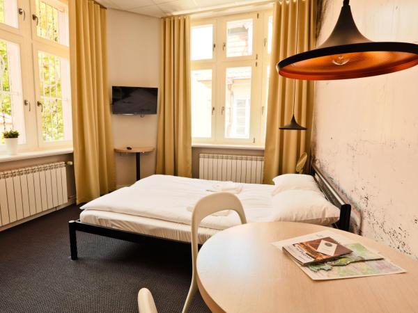 Sleep in Hostel & Apartments Stary Rynek : photo 6 de la chambre chambre triple avec salle de bains commune