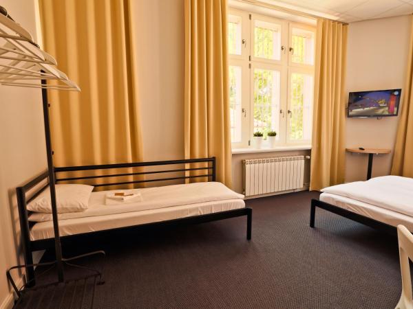 Sleep in Hostel & Apartments Stary Rynek : photo 7 de la chambre chambre triple avec salle de bains commune